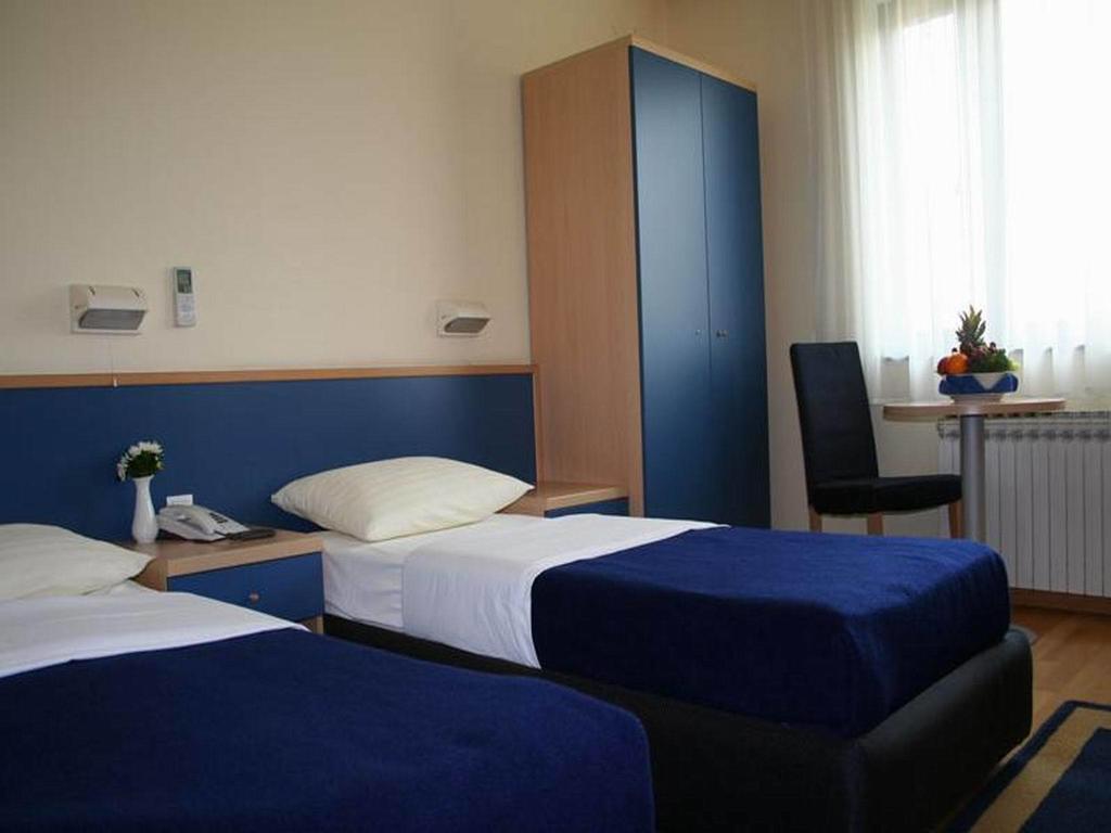 Hotel Cubic Laktaši Buitenkant foto