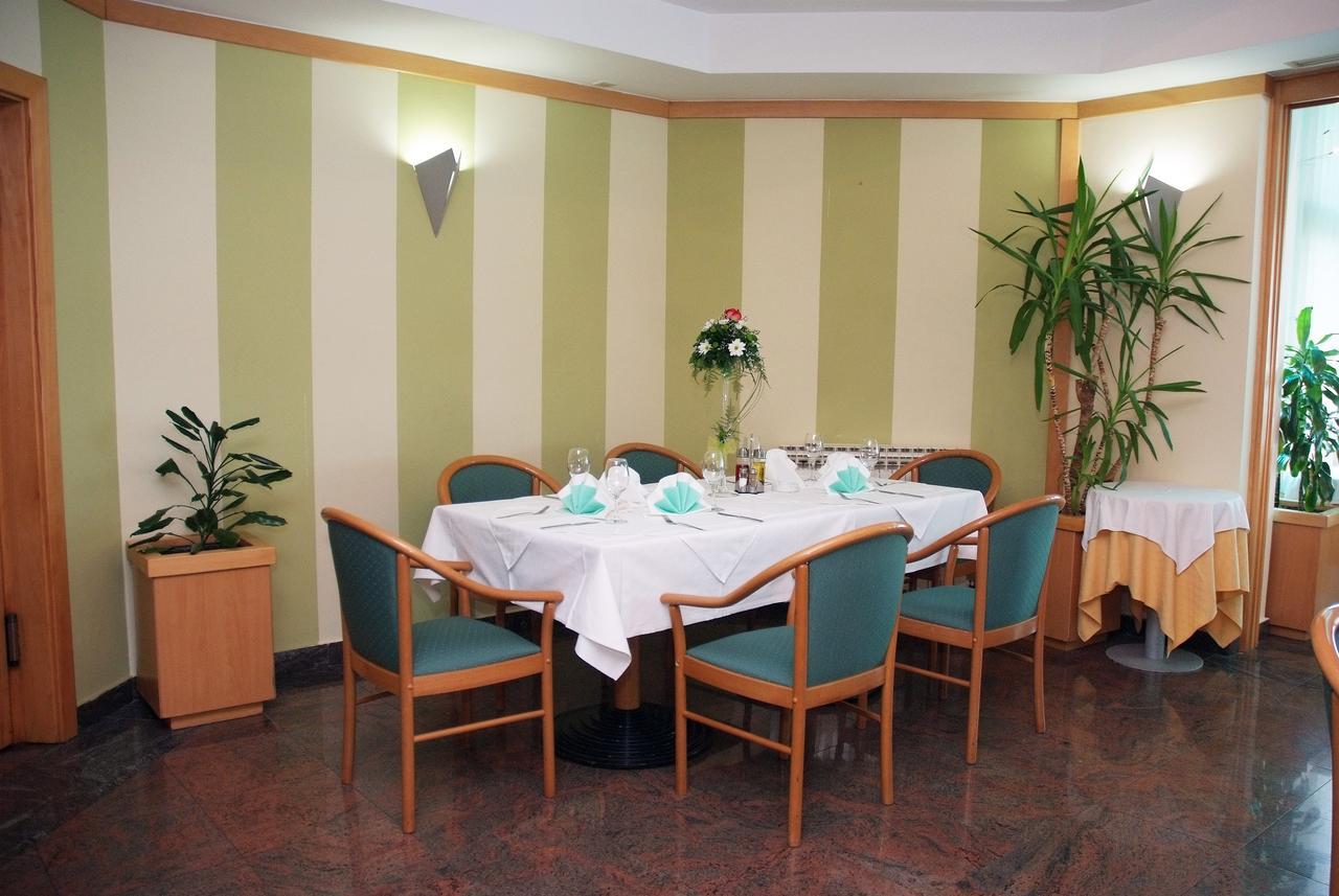 Hotel Cubic Laktaši Buitenkant foto