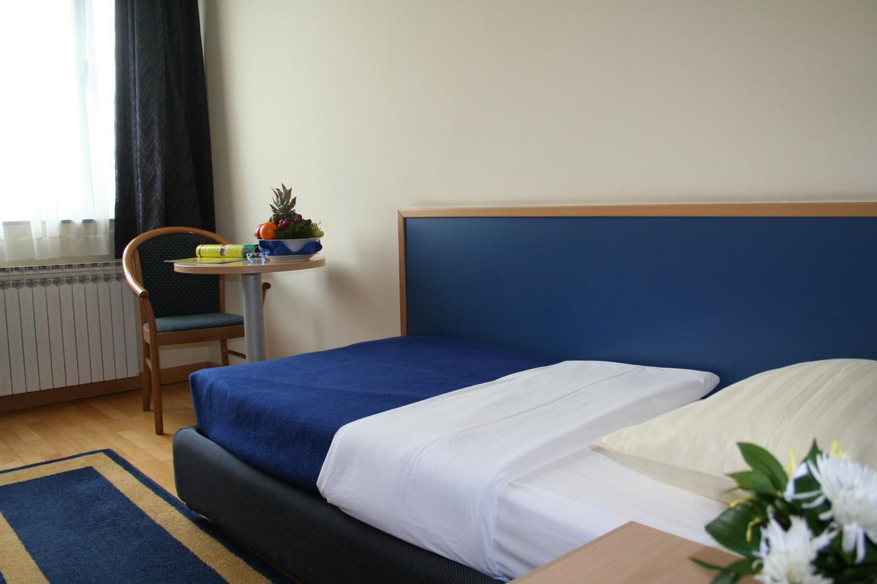 Hotel Cubic Laktaši Buitenkant foto