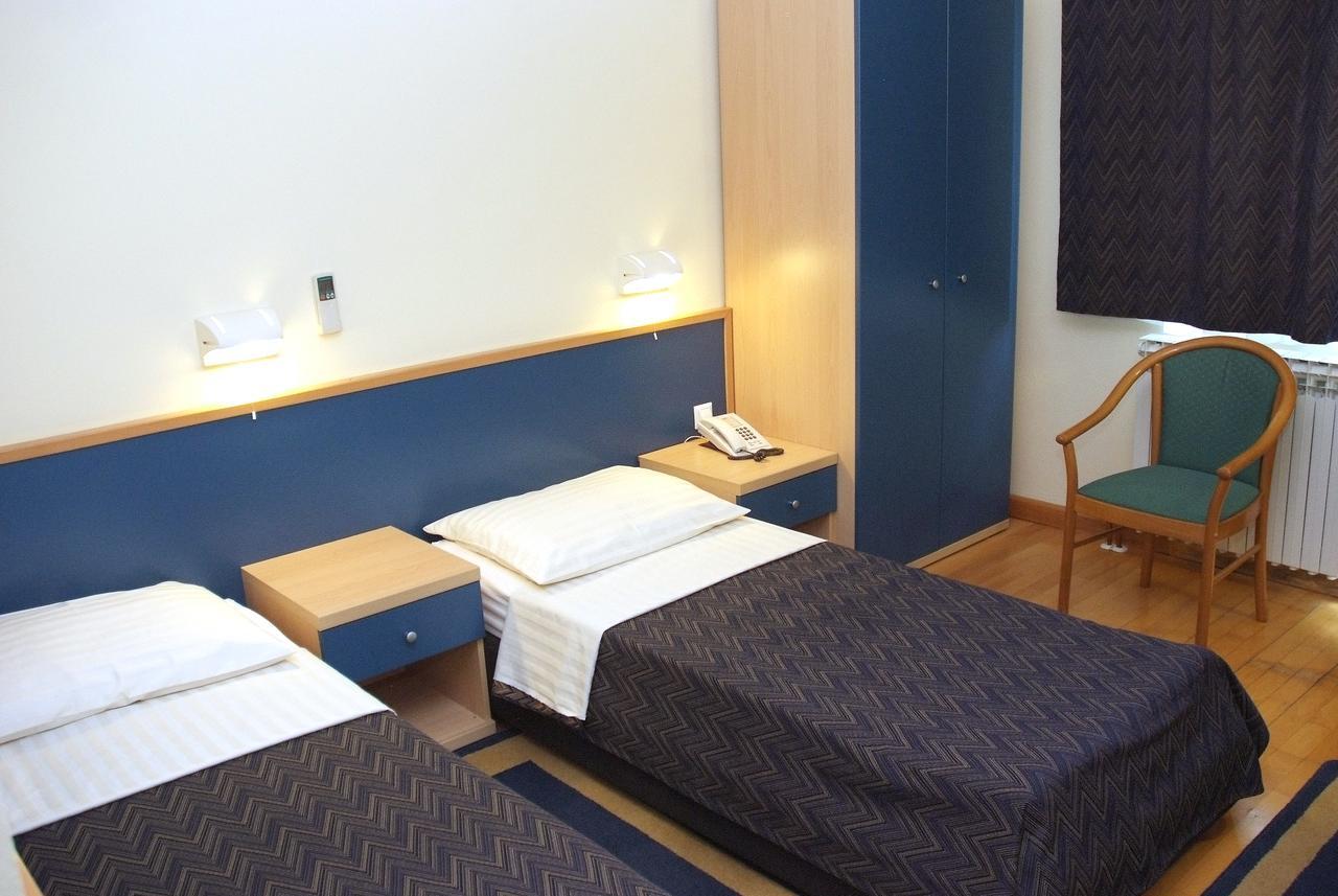 Hotel Cubic Laktaši Buitenkant foto