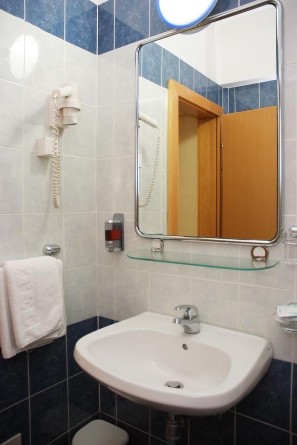 Hotel Cubic Laktaši Buitenkant foto